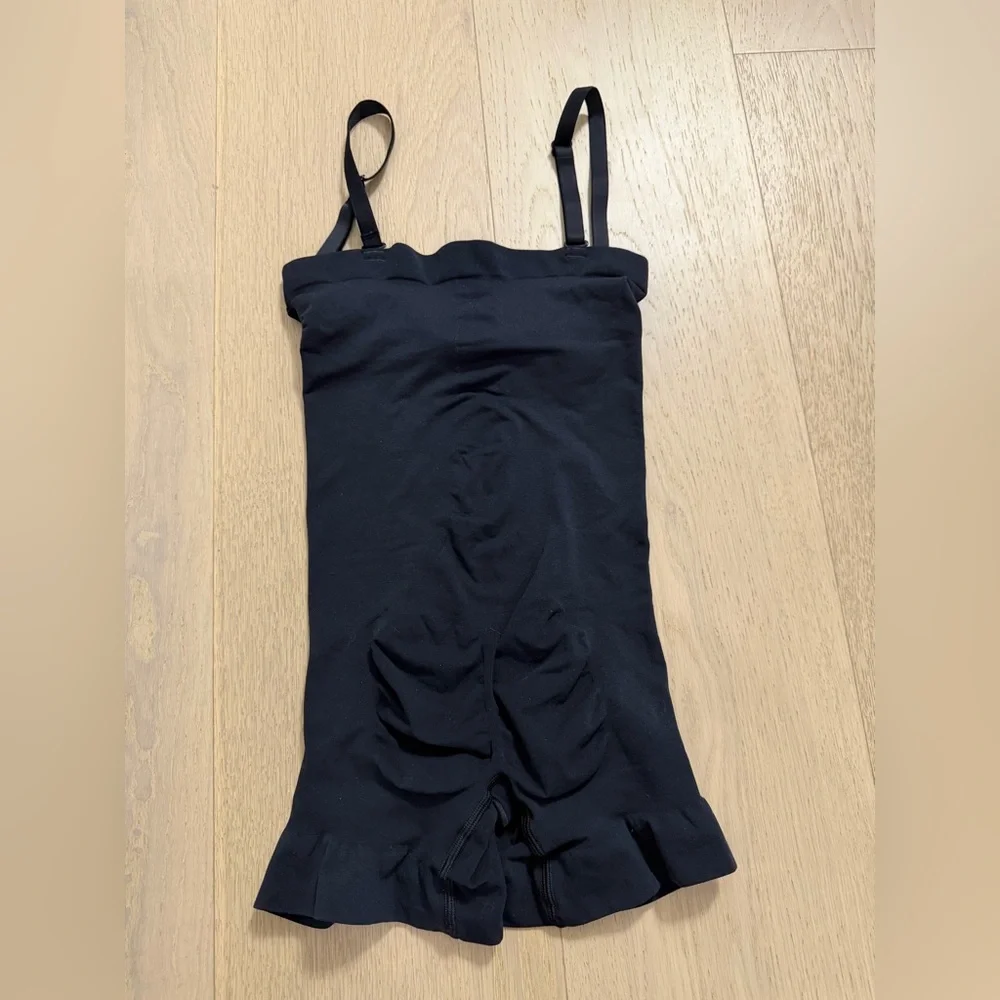 NEW SKIMS Seamless Sculpt Strapless Shorts Bodysuit- Onyx (size M)